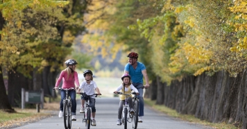 Queenstown Trail Family Biking in Autumn credit Destination Queenstown2